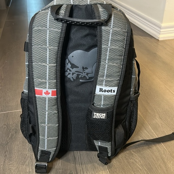 ROOTS Tech Zone Gray Black Backpack NEW - Picture 7 of 16